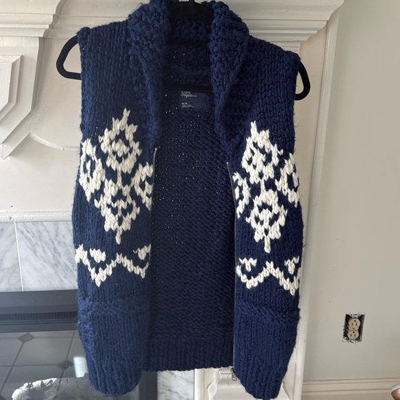 American Eagle Outfitters Sweaters - Vintage American Eagle chunky knit sweater vest.